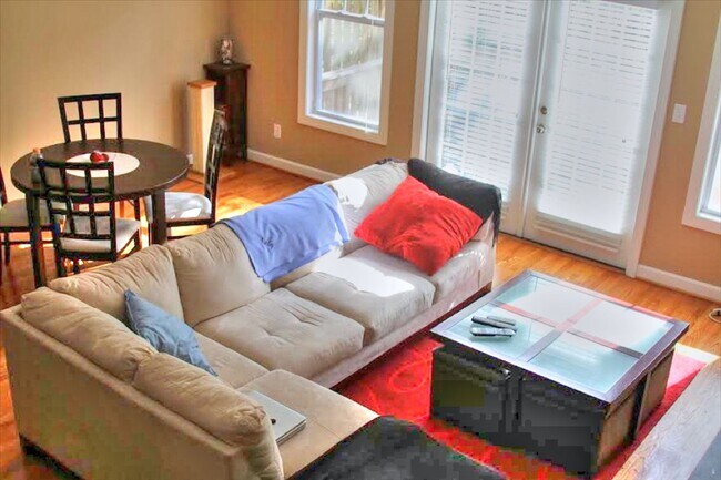Foto del edificio - Beautiful 3 Bedroom / 2.5 Bathroom Townhome - Available End of June!