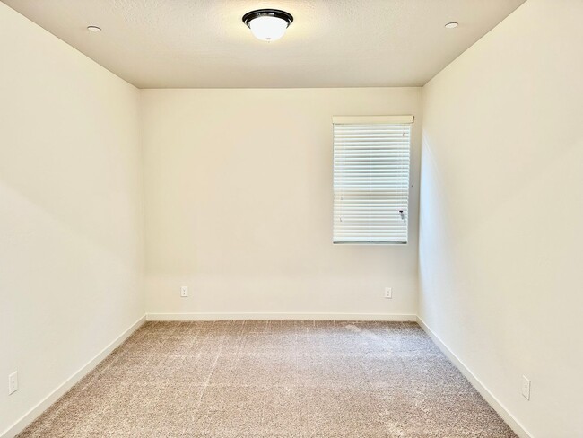 Foto del edificio - BRAND NEW 3/2 Century Home In Madera