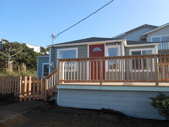 Building Photo - 2 Bedroom Cottage - close to the ocean!