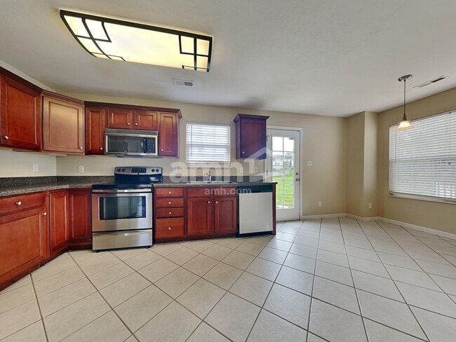 Building Photo - 4624 Aylesbury Dr