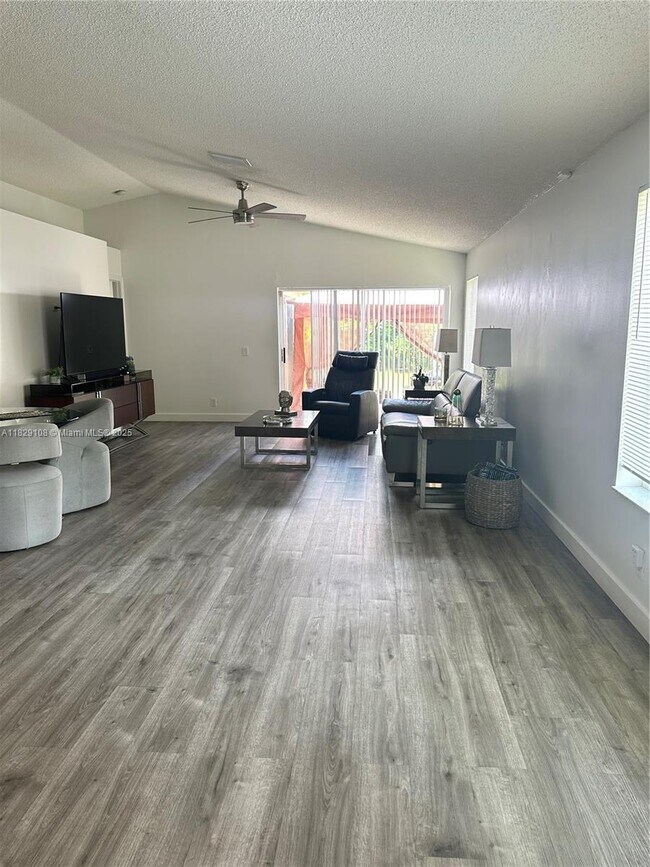Foto del edificio - 4025 Pine Ridge Ln