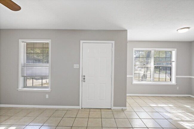 Building Photo - Beautiful 3 bedroom 2 bath duplex