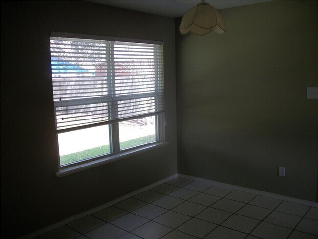 Building Photo - 1011 Stoneleigh Ct