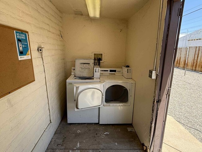 Foto del edificio - 2149 S Winstel Ave