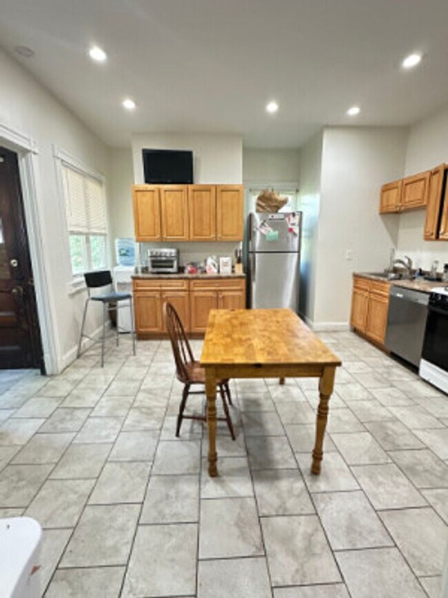 Foto del edificio - BC / Cleveland Circle 10 Bed/3.5 Bath House on Orkney Rd for September 2026
