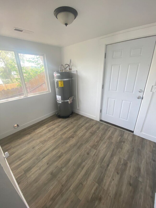 Building Photo - 3 Bedroom 2 Bath House