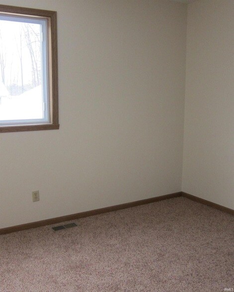 Building Photo - 1040 Forest View Dr N