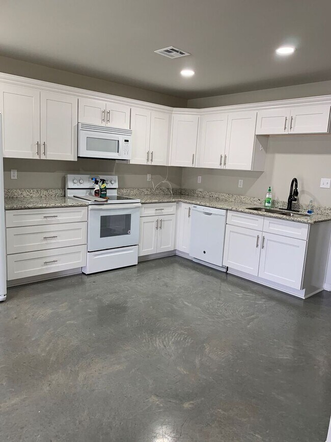 Foto del edificio - 2 bedroom 2 bathroom duplex