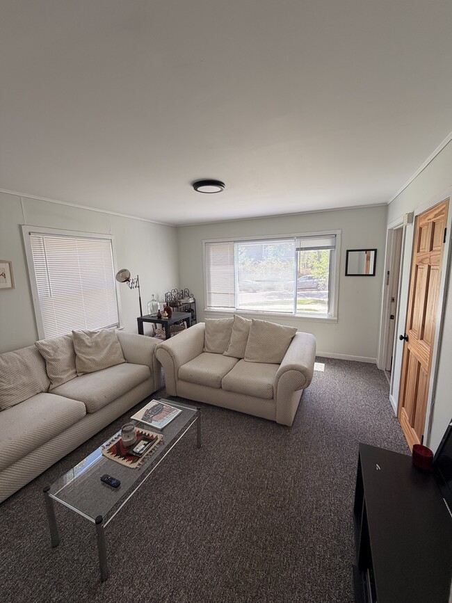 Living Room - 606 W Summit St House