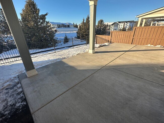 Building Photo - New Pahlisch Home in Petrosa! Pets Welcome...