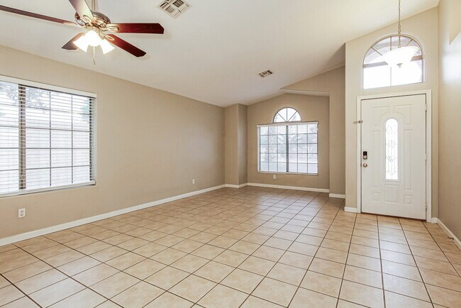 Foto del edificio - 15550 N Naegel Dr