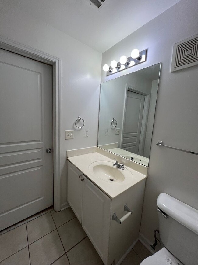 Photo - 16-1611 Summers Apartment