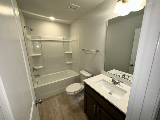 Foto del edificio - 327 Devon Cliffs Dr, Wake Forest