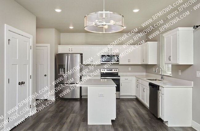 Building Photo - 670 SE Drumlin Dr