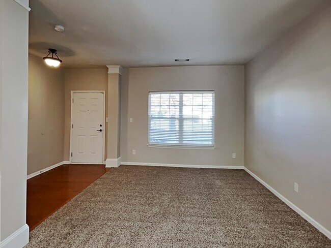 Building Photo - Beautiful 2 story home!