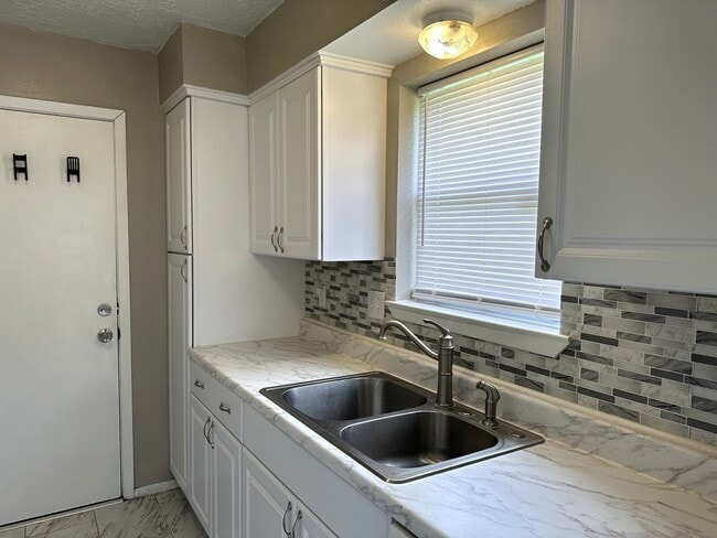 Building Photo - 9822 Rumbling Wood Ln