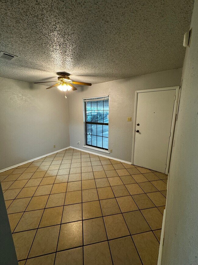 Comedor - 1711 Iris Cir