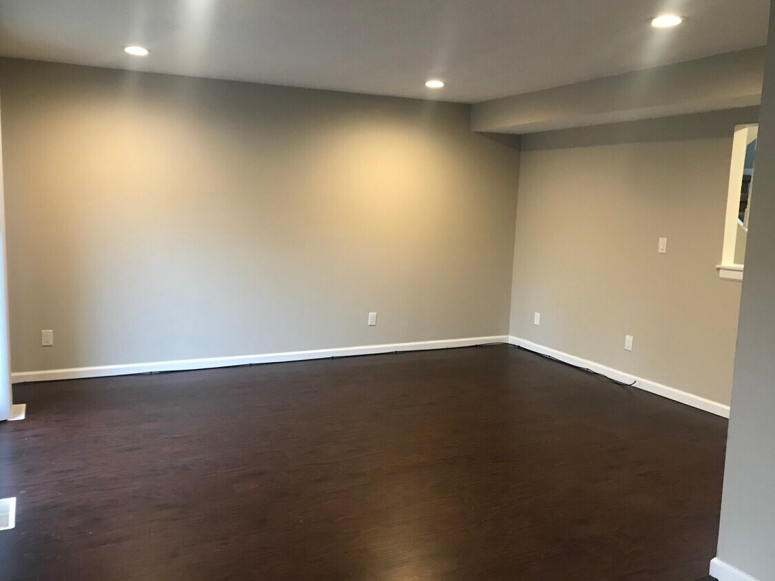 1125 Harvest Dr NE Unit 4, Warren, OH 44481 Condo for Rent in Warren