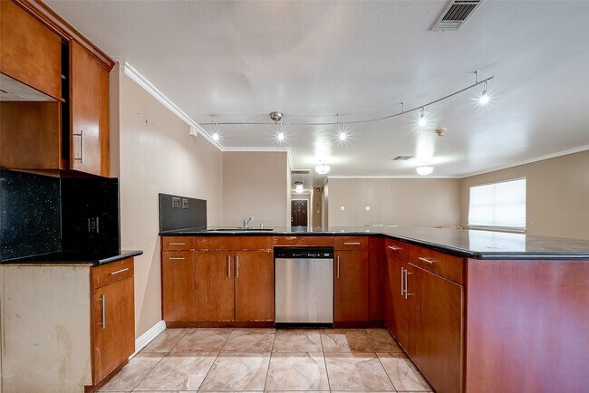 Building Photo - 7711 Beechnut St