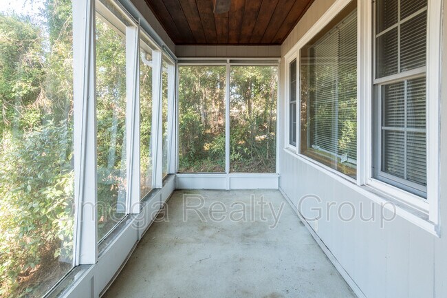 Building Photo - 1327 Johnston Dr