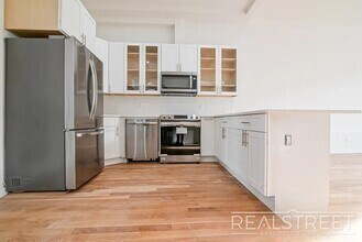 Building Photo - Luxury Triplex Brownstone in Prime Stuyves...