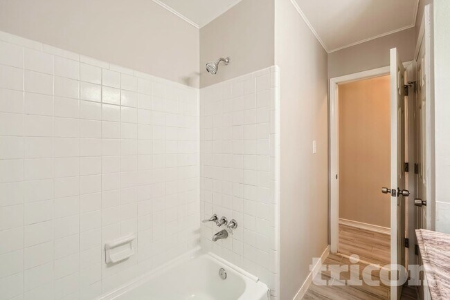 Foto del edificio - 5313 Larewood Dr