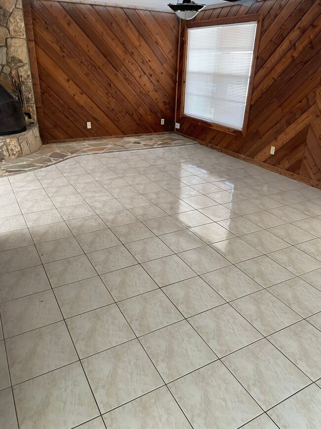 Building Photo - Large 3 Bedroom 2 Pool Home in Daytona Beach!