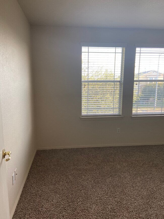 Foto del edificio - 17720 Golden Valley Dr