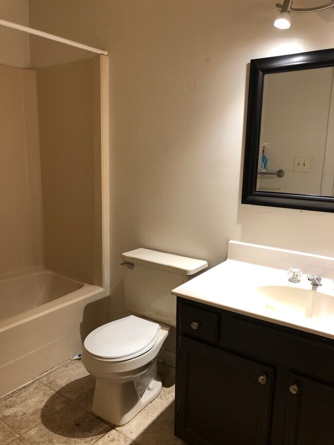 Building Photo - 242 Bridgewater Dr
