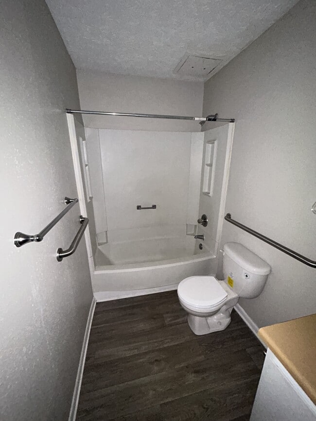 Building Photo - 839 Applewood Ln