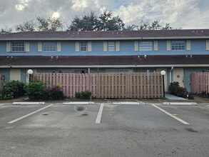 Building Photo - 331 Cypress Way W