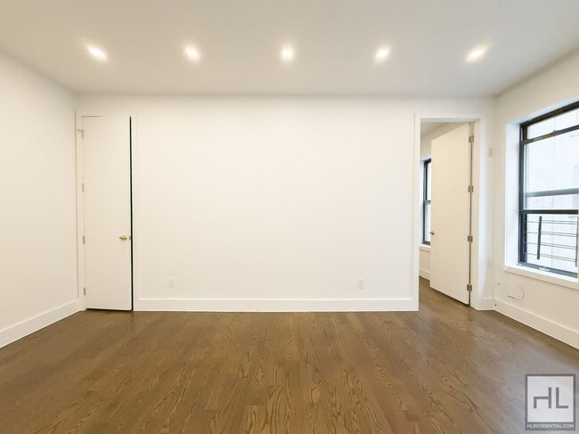 Foto del edificio - EASTERN PARKWAY / Rent Stabilized  Crown Heights 1-Bed 1-Bath / Prospect Park