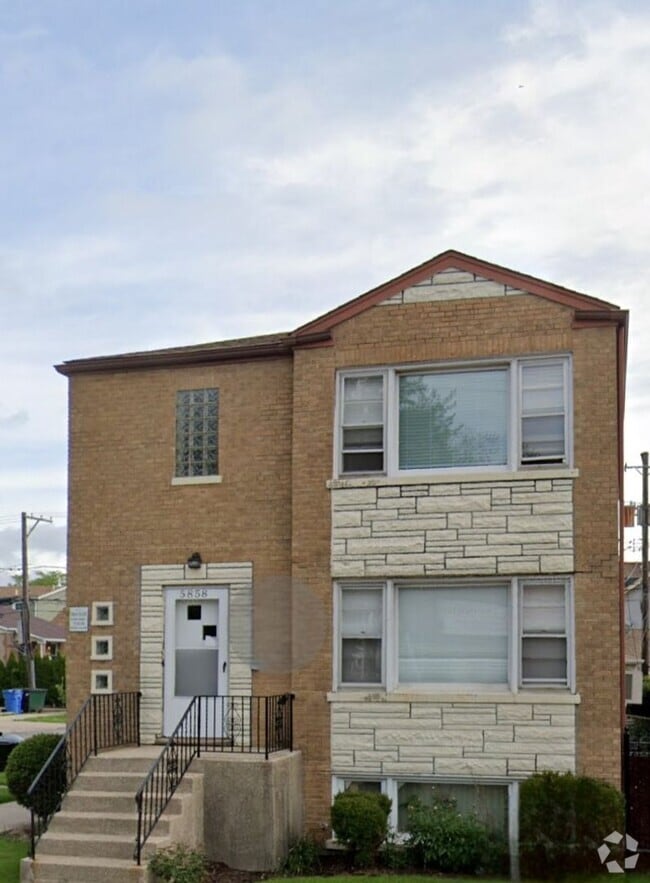 Building Photo - 5858 W Diversey Ave