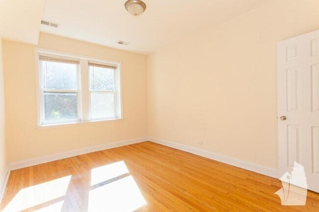 Foto del edificio - 3 bedroom in Chicago IL 60647