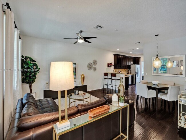 Building Photo - 1144 S Community Dr