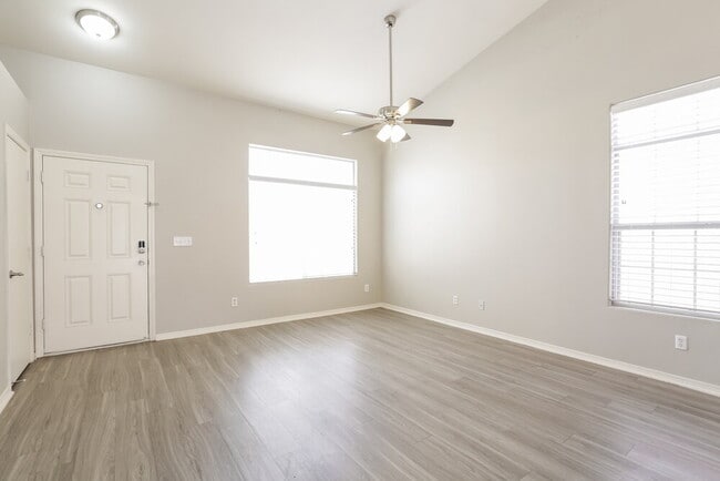 Building Photo - 207 Mariposa Way