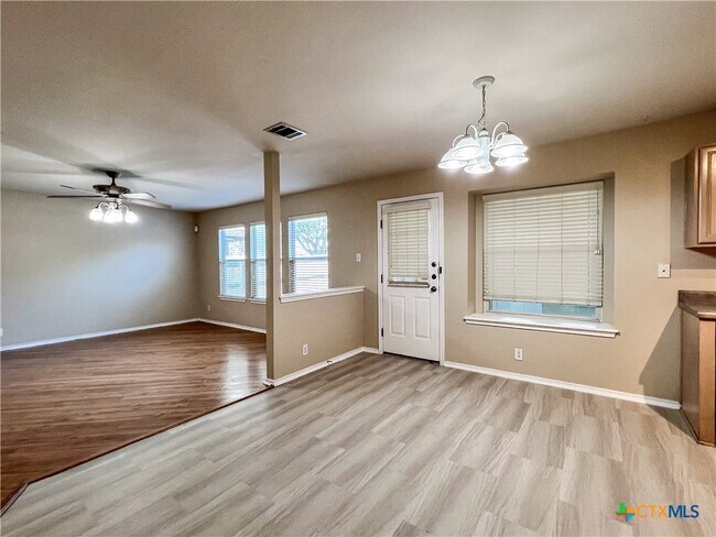 Building Photo - 224 Eagle Pass Dr