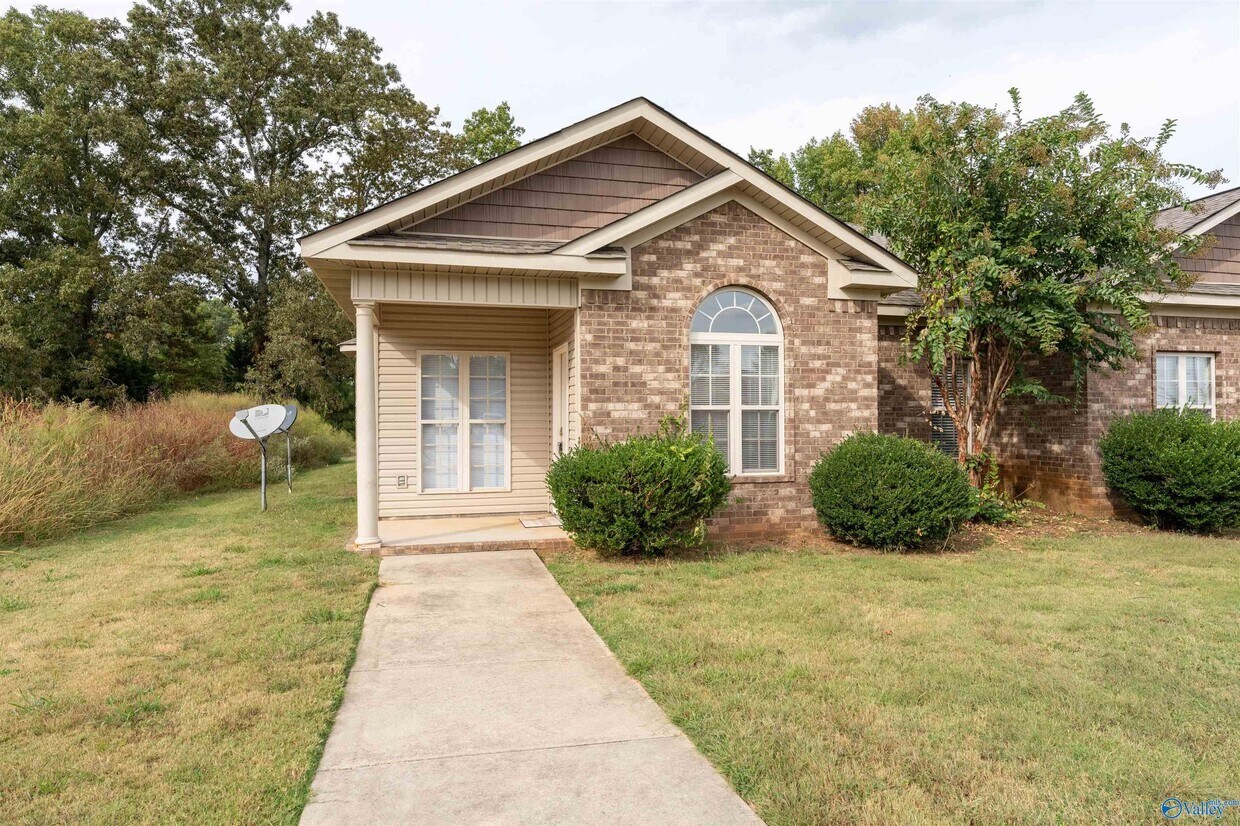 105 Kaileigh Paige Cir, New Market, AL 35761 Townhome Rentals in New