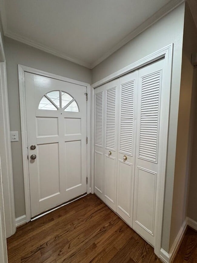 Building Photo - 2 Bedroom, 1 Bath duplex (right side unit) close to downtown Greenville with hardwood floors, a l...