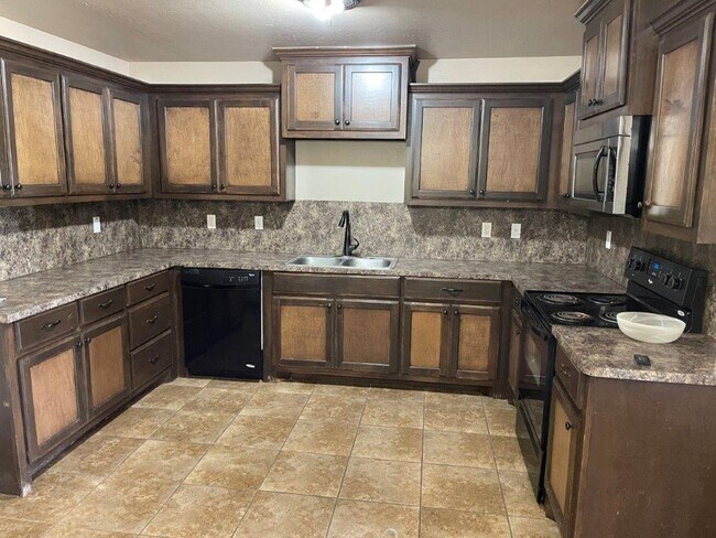 Foto del edificio - 3 bed 2 bath 2 car garage in Chickasha!  granite, luxury vinyl and ready for move in!