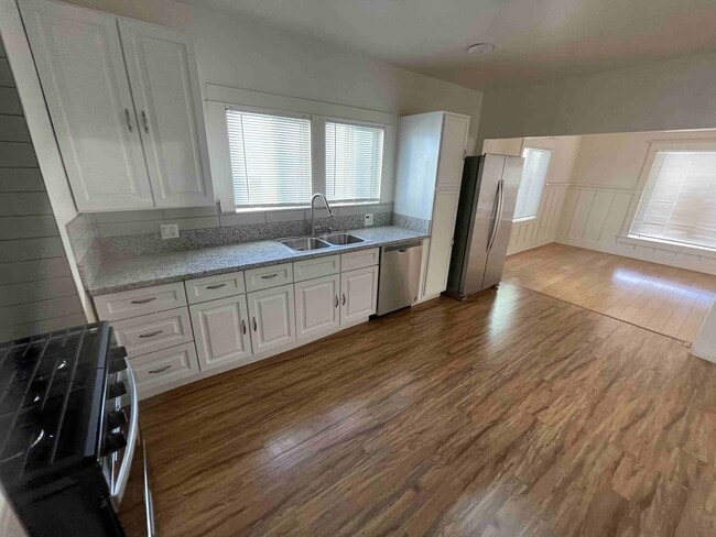 Building Photo - UNIQUE SHERMAN OAKS PROPERTY WITH ALL UTILITIES INCLUDED!