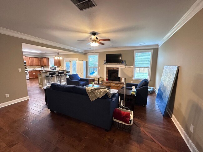 Foto del edificio - Welcome to this spacious 6 bedroom, 4 bath...