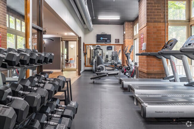 Gimnasio - 100 W. Chestnut