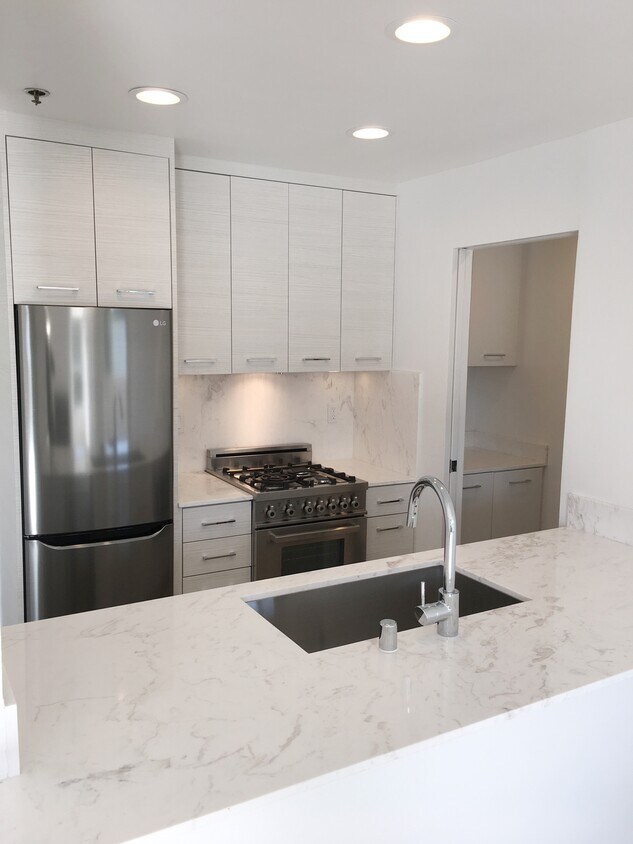 Foto principal - 8600 Burton Way