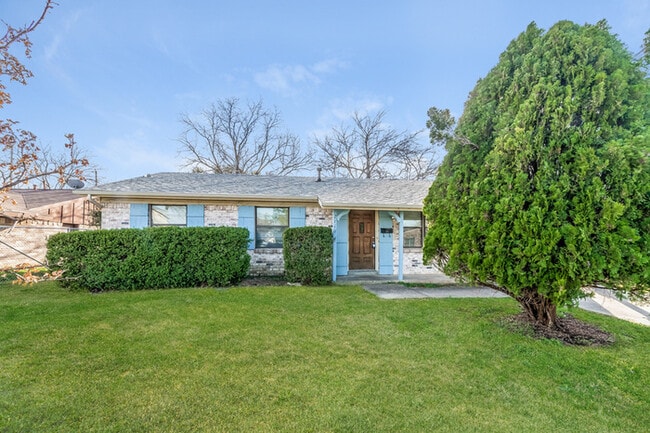 Building Photo - 2116 Crockett Dr