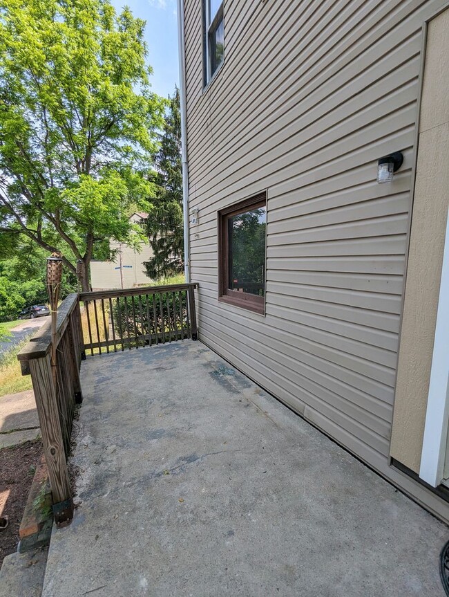 Building Photo - Large 3 Bedroom 1 Bathroom House (Marshall...