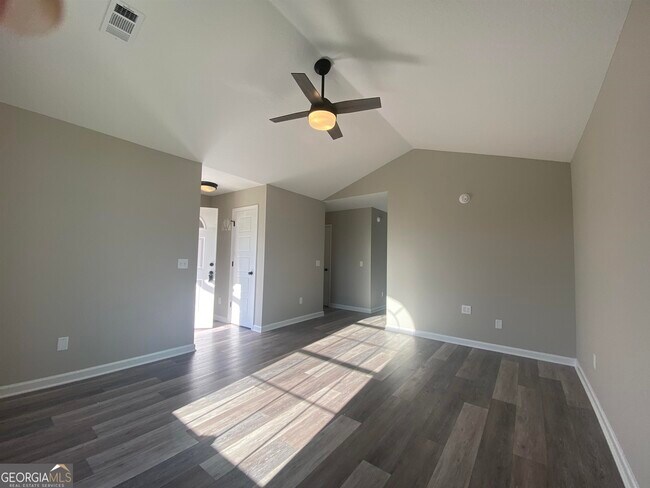 Building Photo - 208 Silver Fox Dr
