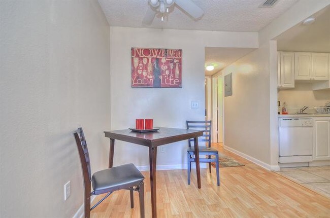 Foto del edificio - 321 Oak Rose Ln