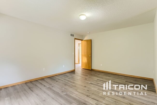 Building Photo - 2325 Manuela Dr