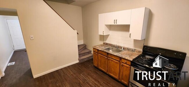 Foto del edificio - 3 bedroom house with backyard and basement.